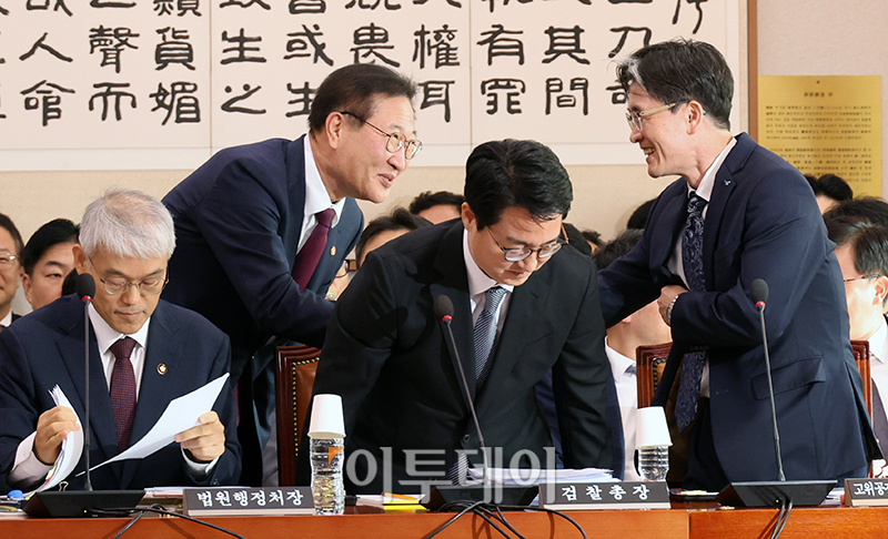 ▲박성재(왼쪽) 법무부 장관과 오동운 고위공직자 범죄수사처장이 25일 서울 여의도 국회에서 열린 법제사법위원회 종합 국정감사에서 인사하고 있다. 고이란 기자 photoeran@