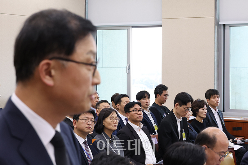 ▲이용규(오른쪽) 삼성전자 기흥캠퍼스 직원이 25일 서울 여의도 국회에서 열린 과학기술정보방송통신위원회 종합감사에서  윤태양(왼쪽) 삼성전자 최고안전책임자(CSO) 부사장이 반도체 생산라인 방사선 피폭 사고 관련 의원 질의에 답하는 것을 지켜보고 있다. 고이란 기자 photoeran@