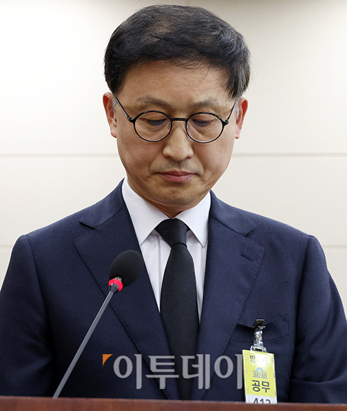 ▲윤태양 삼성전자 최고안전책임자(CSO) 부사장이 25일 서울 여의도 국회에서 열린 과학기술정보방송통신위원회 종합감사에서 고개를 숙이고 있다. 고이란 기자 photoeran@