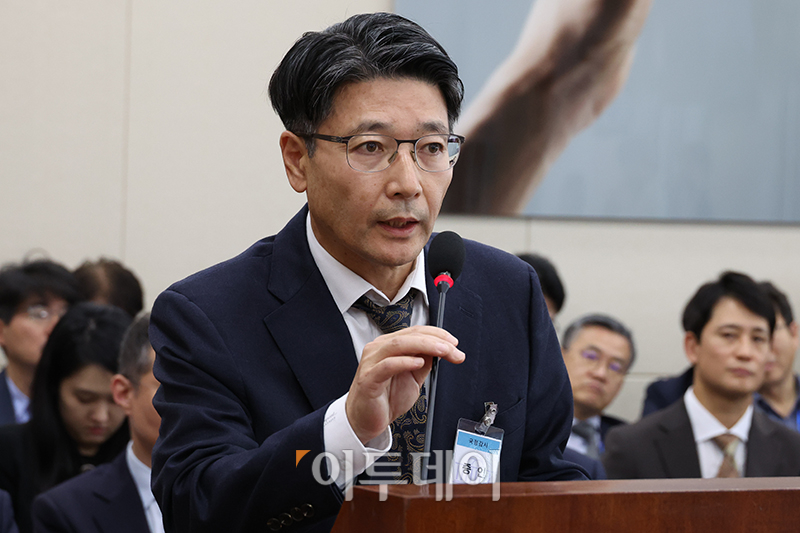 ▲임봉호 SK텔레콤 커스터머사업부장이 25일 서울 여의도 국회에서 열린 과학기술정보방송통신위원회 종합감사에서 의원질의에 답하고 있다. 고이란 기자 photoeran@