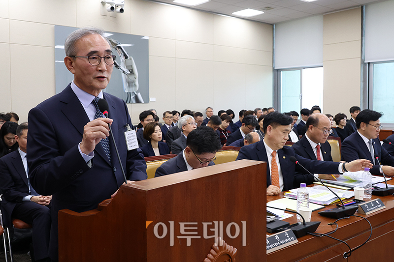 ▲김영섭 KT 대표가 25일 서울 여의도 국회에서 열린 과학기술정보방송통신위원회 종합감사에서 의원질의에 답하고 있다. 고이란 기자 photoeran@