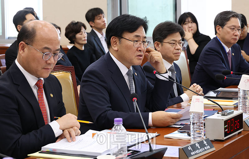 ▲유상임 과학기술정보통신부 장관이 25일 서울 여의도 국회에서 열린 과학기술정보방송통신위원회 종합감사에서 의원질의에 답하고 있다. 고이란 기자 photoeran@