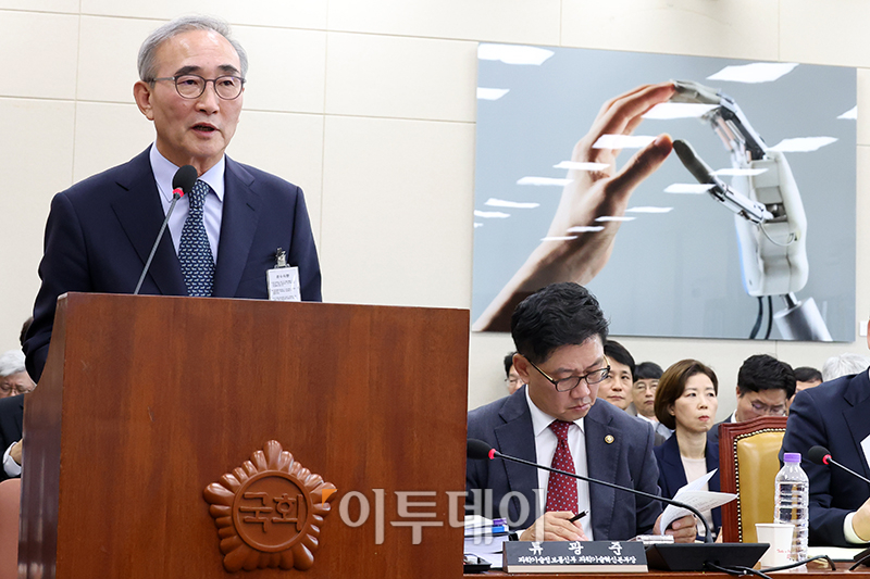 ▲김영섭 KT 대표가 25일 서울 여의도 국회에서 열린 과학기술정보방송통신위원회 종합감사에서 의원질의에 답하고 있다. 고이란 기자 photoeran@