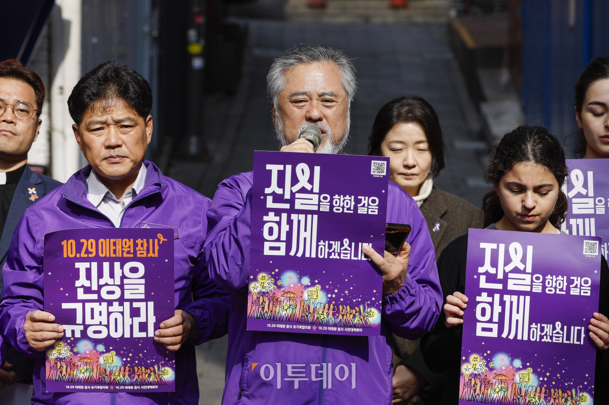 ▲이정민 10.29 이태원 참사 유가족협의회 운영위원장이 28일 서울 용산구 이태원 참사 골목 '10.29 기억과 안전의길'에서 열린 새로운 10·29 이태원 참사 기억과 안전의 길 2주기 빌보드 개막 기자회견에서 발언하고 있다. 조현호 기자 hyunho@