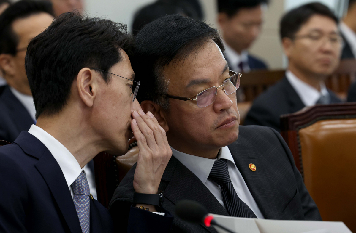 ▲최상목(오른쪽) 부총리 겸 기획재정부 장관과 김윤상 기획재정부 제2차관이 28일 서울 여의도 국회 기획재정위원회에서 열린 기획재정부 등의 종합국정감사에서 대화하고 있다. 신태현 기자 holjjak@