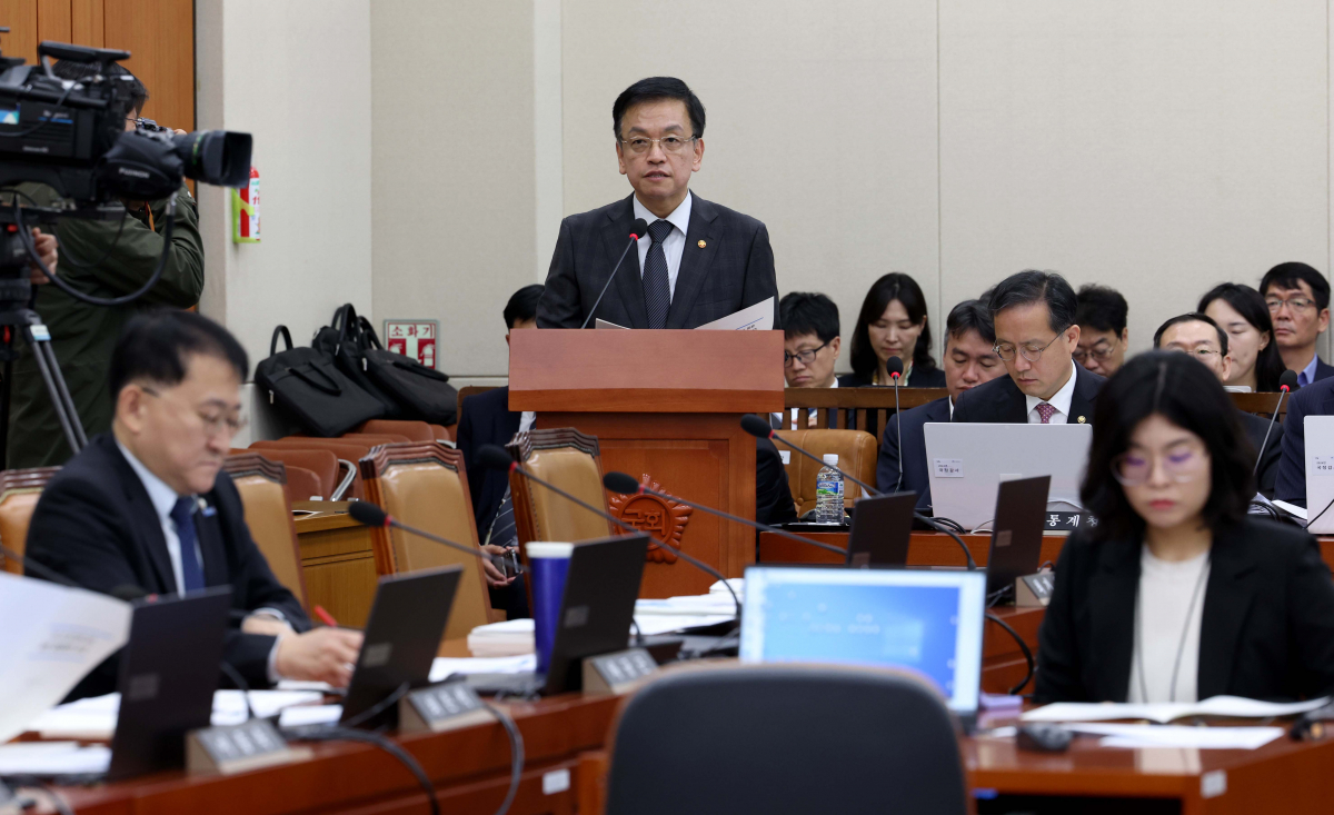 ▲최상목 부총리 겸 기획재정부 장관이 28일 서울 여의도 국회 기획재정위원회에서 열린 기획재정부 등의 종합국정감사에서 업무보고를 하고 있다. 신태현 기자 holjjak@