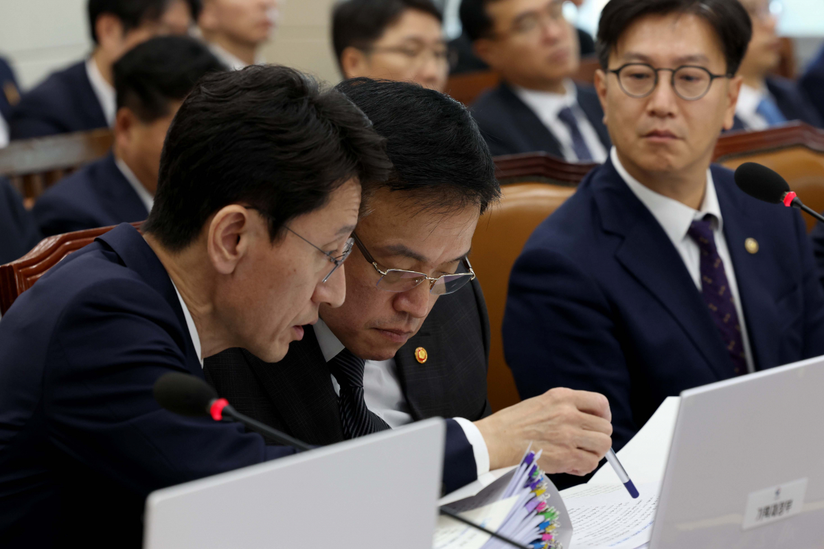 ▲최상목(가운데) 부총리 겸 기획재정부 장관, 김범석(오른쪽) 제1차관, 김윤상 제2차관이 28일 서울 여의도 국회 기획재정위원회에서 열린 기획재정부 등의 종합국정감사에서 자료를 살펴보고 있다. 신태현 기자 holjjak@