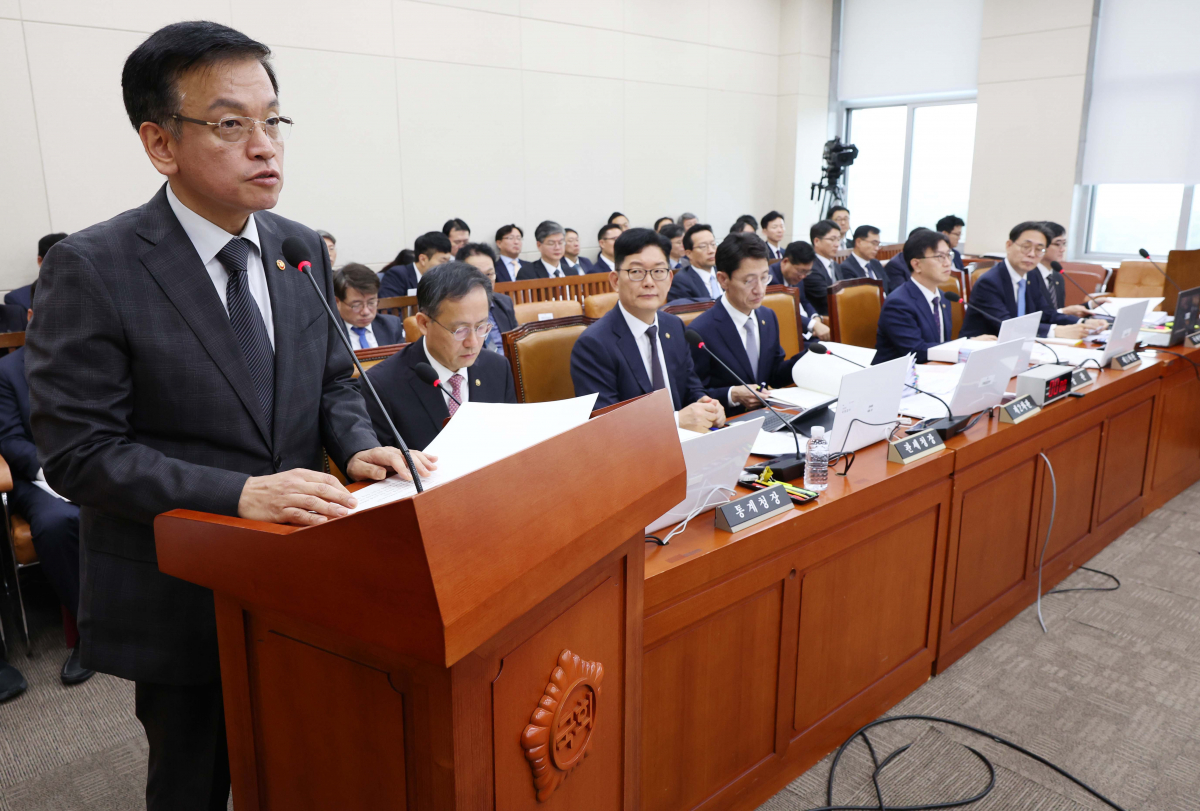 ▲최상목 부총리 겸 기획재정부 장관이 28일 서울 여의도 국회 기획재정위원회에서 열린 기획재정부 등의 종합국정감사에서 업무보고를 하고 있다. 신태현 기자 holjjak@