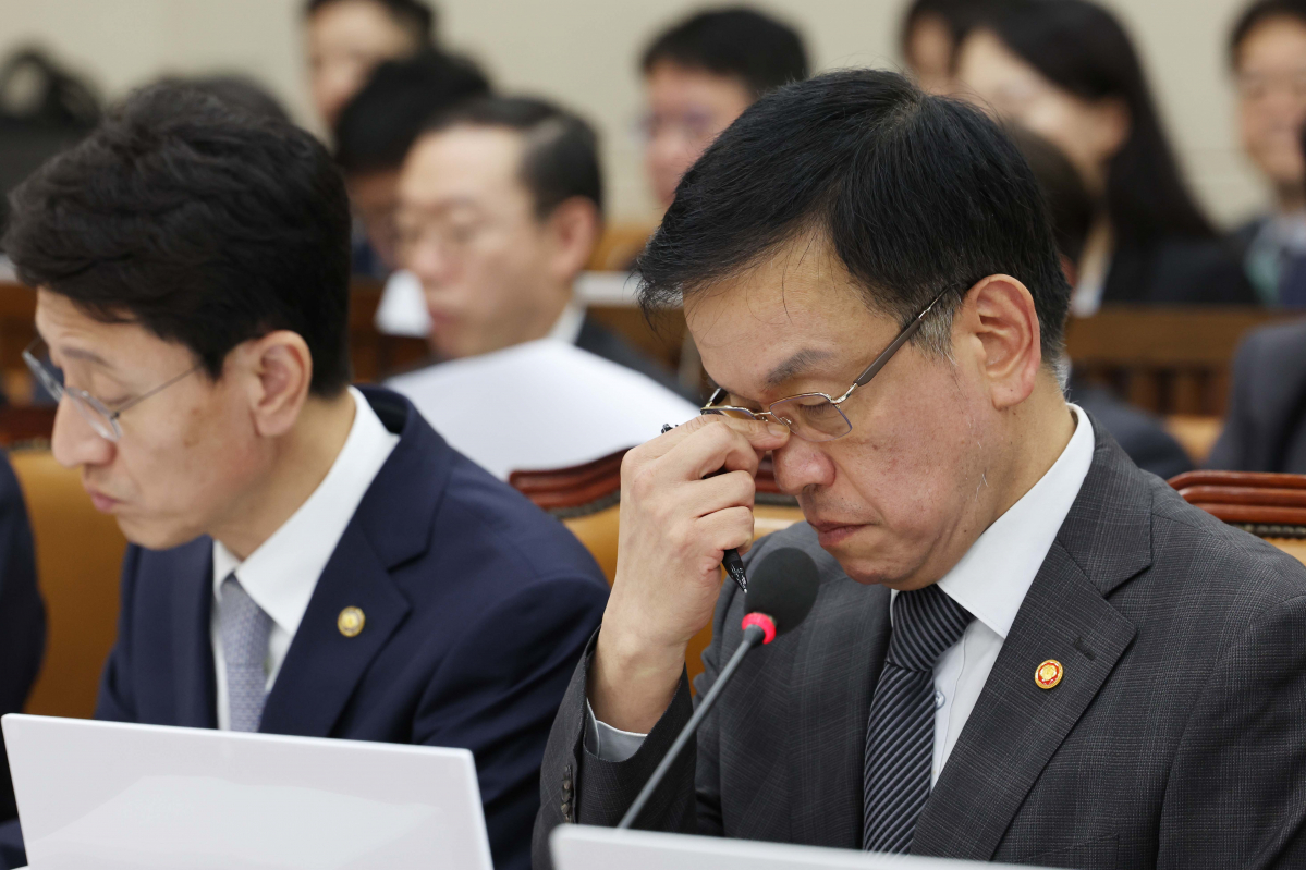 ▲최상목 부총리 겸 기획재정부 장관이 28일 서울 여의도 국회 기획재정위원회에서 열린 기획재정부 등의 종합국정감사에서 안경을 고쳐쓰고 있다. 신태현 기자 holjjak@