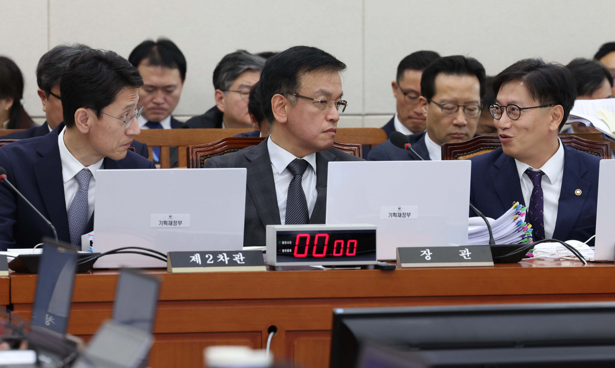 ▲최상목(가운데) 부총리 겸 기획재정부 장관, 김범석(오른쪽) 제1차관, 김윤상 제2차관이 28일 서울 여의도 국회 기획재정위원회에서 열린 기획재정부 등의 종합국정감사에서 회의가 정회되자 대화하고 있다. 신태현 기자 holjjak@