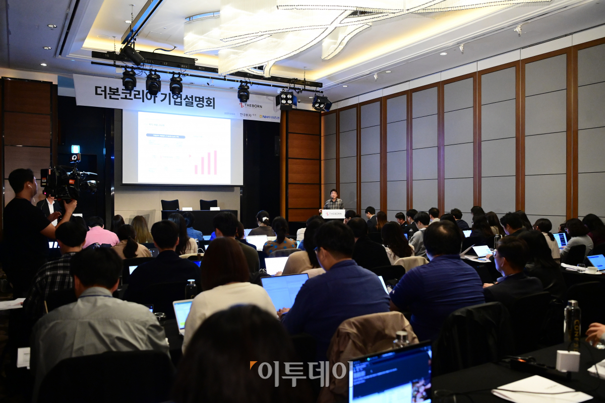 ▲백종원 더본코리아 대표가 28일 서울 영등포구 콘래드호텔에서 열린 더본코리아 기업공개(IPO) 기자간담회에서 기업 미래 비전 발표를 하고 있다. 조현호 기자 hyunho@