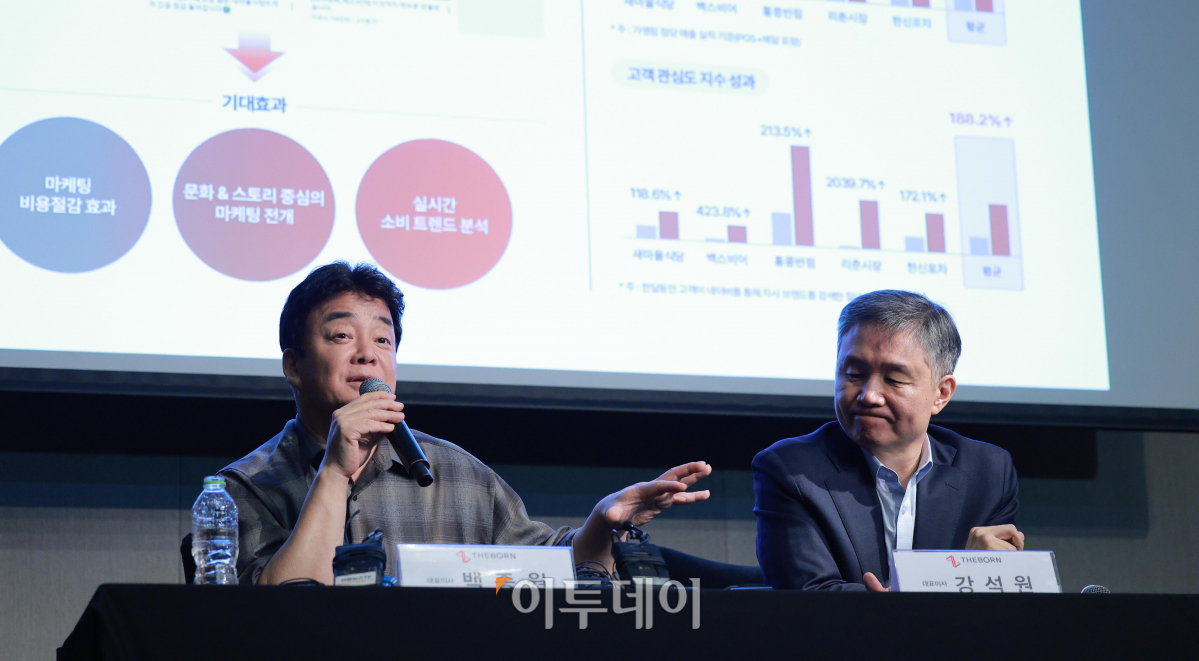 ▲백종원 더본코리아 대표가 28일 서울 영등포구 콘래드호텔에서 열린 더본코리아 기업공개(IPO) 기자간담회에서 취재진의 질문에 답하고 있다. 오른쪽은 강석원 공동대표. 조현호 기자 hyunho@