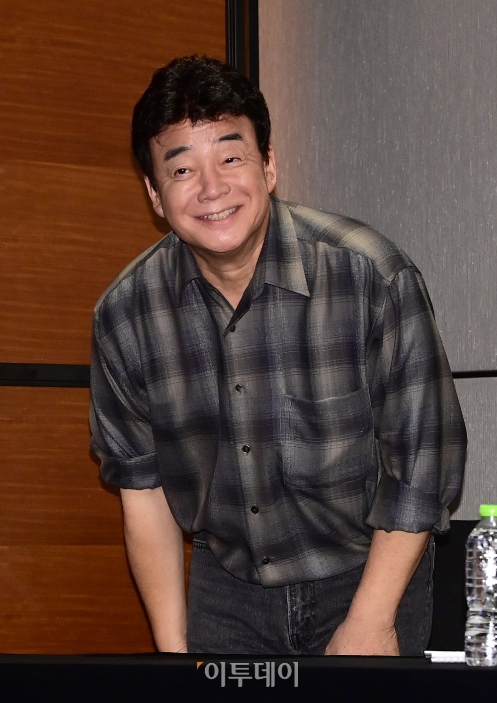 ▲백종원 더본코리아 대표가 28일 서울 영등포구 콘래드호텔에서 열린 더본코리아 기업공개(IPO) 기자간담회에서 참석자들에게 인사를 하고 있다. 조현호 기자 hyunho@