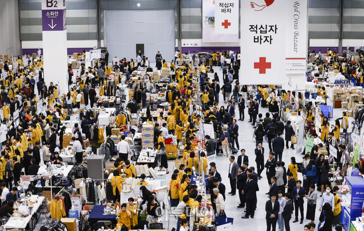 ▲29일 서울 강남구 코엑스에서 열린 2024 적십자 바자에서 참가자들이 바자 물품을 구매하고 있다. 1984년부터 41회째 이어온 적십자 바자의 수익금은 전액 위기 가정과 취약 계층을 돕는 데 사용된다. 조현호 기자 hyunho@