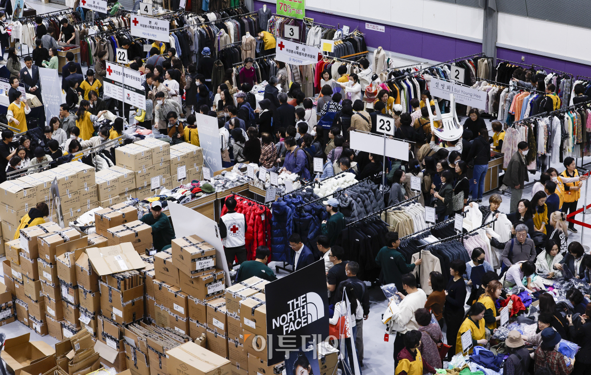 ▲29일 서울 강남구 코엑스에서 열린 2024 적십자 바자에서 참가자들이 바자 물품을 구매하고 있다. 1984년부터 41회째 이어온 적십자 바자의 수익금은 전액 위기 가정과 취약 계층을 돕는 데 사용된다. 조현호 기자 hyunho@