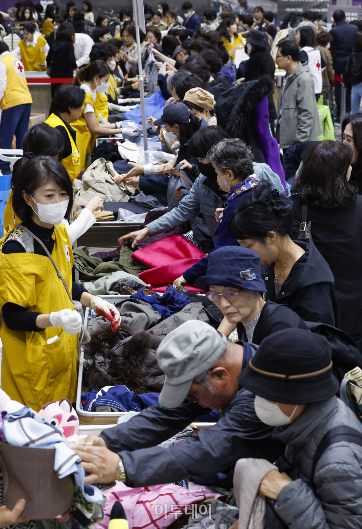 ▲29일 서울 강남구 코엑스에서 열린 2024 적십자 바자에서 참가자들이 바자 물품을 구매하고 있다. 1984년부터 41회째 이어온 적십자 바자의 수익금은 전액 위기 가정과 취약 계층을 돕는 데 사용된다. 조현호 기자 hyunho@