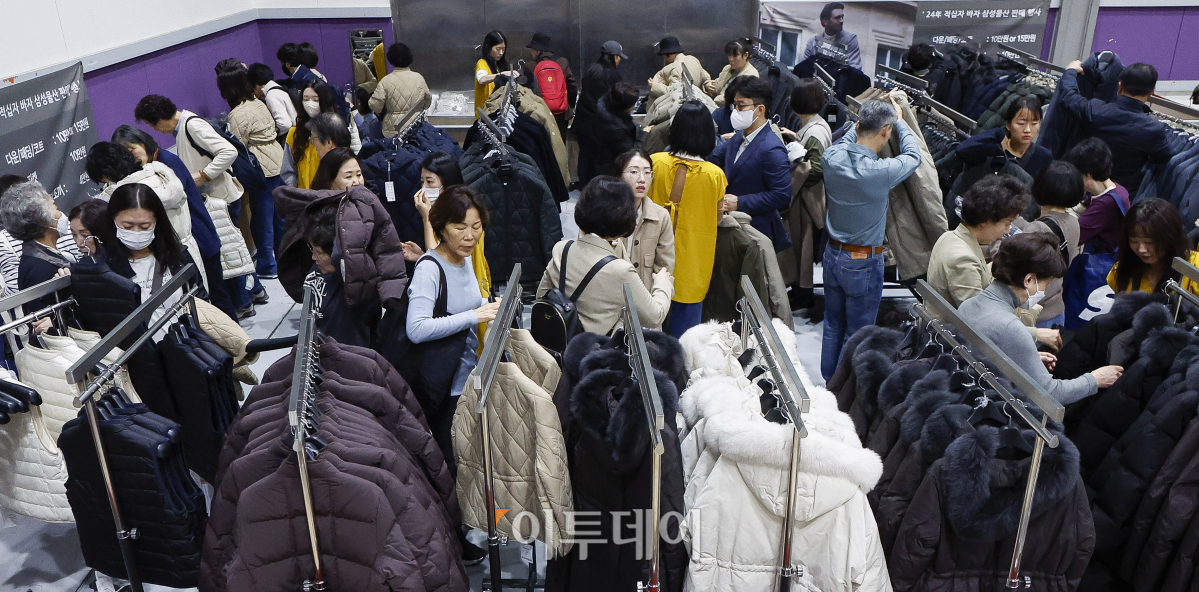 ▲29일 서울 강남구 코엑스에서 열린 2024 적십자 바자에서 참가자들이 바자 물품을 구매하고 있다. 1984년부터 41회째 이어온 적십자 바자의 수익금은 전액 위기 가정과 취약 계층을 돕는 데 사용된다. 조현호 기자 hyunho@