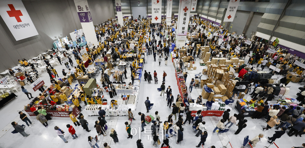 ▲29일 서울 강남구 코엑스에서 열린 2024 적십자 바자에서 참가자들이 바자 물품을 구매하고 있다. 1984년부터 41회째 이어온 적십자 바자의 수익금은 전액 위기 가정과 취약 계층을 돕는 데 사용된다. 조현호 기자 hyunho@