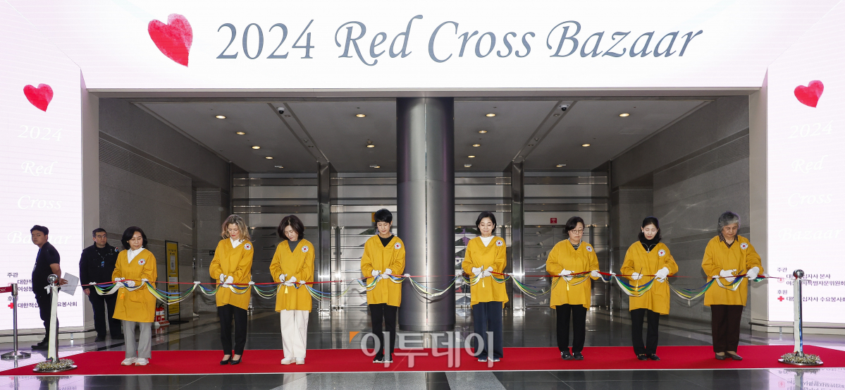 ▲정채영(오른쪽 네 번째) 대한적십자사 부회장을 비롯한 참석자들이 29일 서울 강남구 코엑스에서 열린 2024 적십자 바자 시작에 앞서 테이프 커팅을 하고 있다. 1984년부터 41회째 이어온 적십자 바자의 수익금은 전액 위기 가정과 취약 계층을 돕는 데 사용된다. 조현호 기자 hyunho@