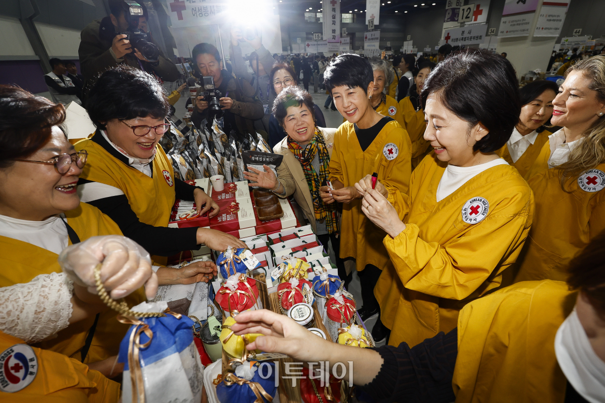▲정채영(오른쪽 두 번째) 대한적십자사 부회장을 비롯한 참석자들이 29일 서울 강남구 코엑스에서 열린 2024 적십자 바자에서 제품들을 둘러보고 있다. 1984년부터 41회째 이어온 적십자 바자의 수익금은 전액 위기 가정과 취약 계층을 돕는 데 사용된다. 조현호 기자 hyunho@