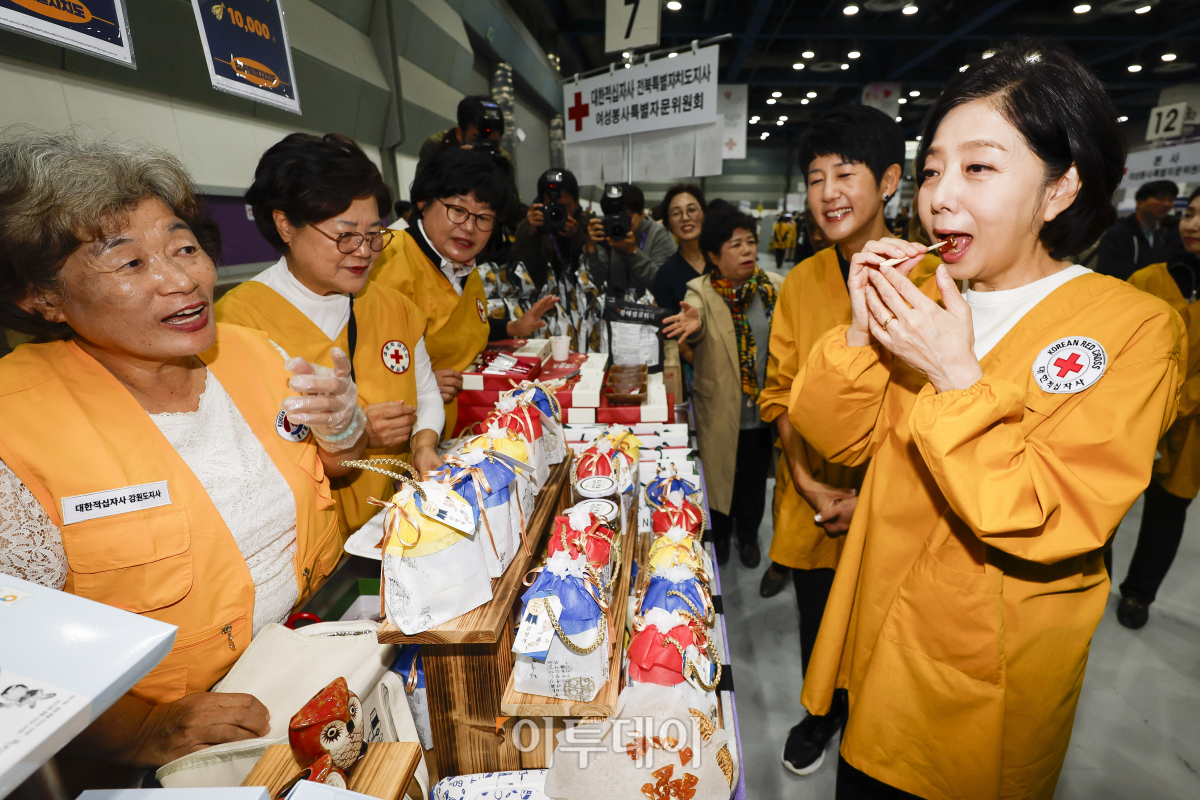 ▲정채영(오른쪽) 대한적십자사 부회장을 비롯한 참석자들이 29일 서울 강남구 코엑스에서 열린 2024 적십자 바자에서 제품들을 둘러보고 있다. 1984년부터 41회째 이어온 적십자 바자의 수익금은 전액 위기 가정과 취약 계층을 돕는 데 사용된다. 조현호 기자 hyunho@