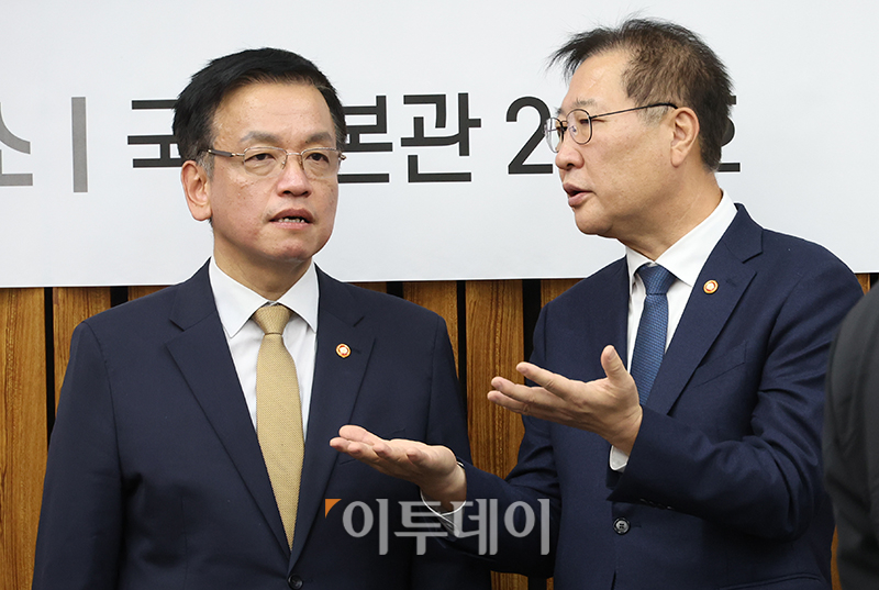 ▲최상목(왼쪽) 경제부총리 겸 기획재정부 장관과 박성재 법무부 장관이 29일 서울 여의도 국회에서 열린 민생 입법과제 점검 당정 협의회에서 대화하고 있다. 고이란 기자 photoeran@