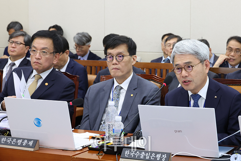 ▲윤희성 한국수출입은행장이 29일 서울 여의도 국회에서 열린 기획재정위원회 종합국정감사에서 의원 질의에 답하고 있다. 왼쪽부터 최상목 경제부총리 겸 기획재정부 장관, 이창용 한국은행 총재. 고이란 기자 photoeran@