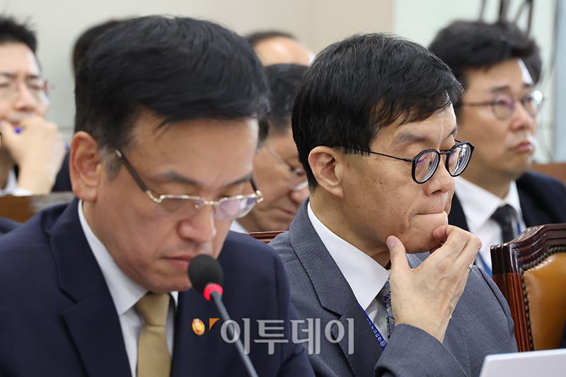▲최상목(왼쪽) 경제부총리 겸 기획재정부 장관과 이창용 한국은행 총재가 29일 서울 여의도 국회에서 열린 기획재정위원회 종합국정감사에 참석하고 있다. 고이란 기자 photoeran@