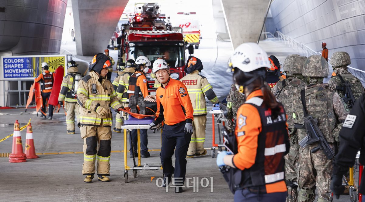 ▲30일 서울 중구 동대문디자인플라자에서 서울시, 중구청, 서울경찰청, 중부소방서, 56사단 등 유관기관 및 단체가 패션쇼 중 화재 발생 상황을 가정한 2024년 서울시 재난대응 안전한국훈련을 실시하고 있다. 조현호 기자 hyunho@