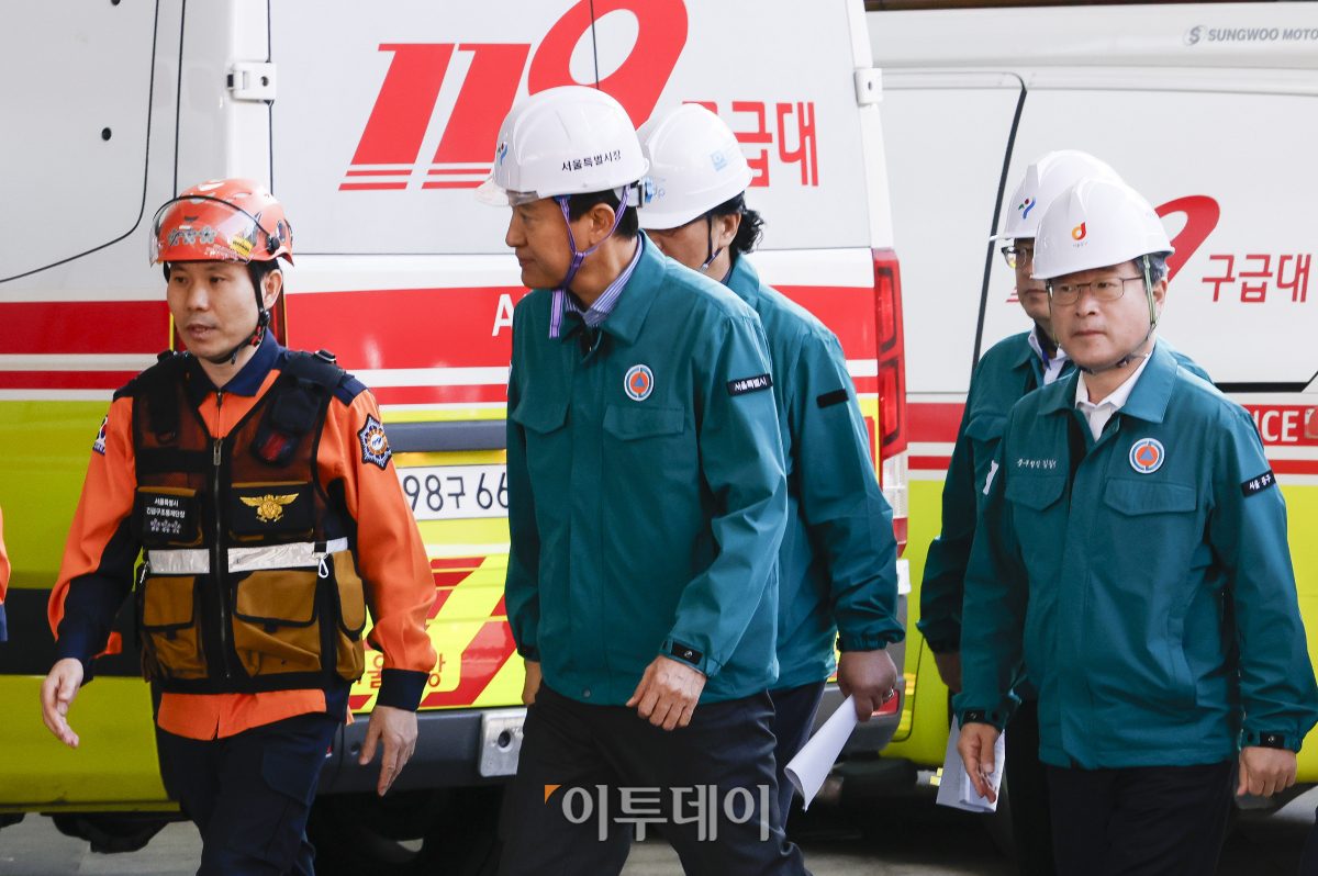 ▲오세훈(왼쪽 두번째) 서울시장이 30일 서울 중구 동대문디자인플라자에서 열린 2024년 서울시 재난대응 안전한국훈련에 참석하고 있다. 이날 훈련은 서울시, 중구청, 서울경찰청, 중부소방서, 56사단 등 유관기관 및 단체가 참석해 패션쇼 중 화재 발생 상황을 가정한 재난대응 안전한국훈련을 실시했다. 조현호 기자 hyunho@