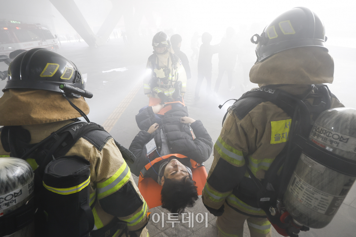 ▲30일 서울 중구 동대문디자인플라자에서 서울시, 중구청, 서울경찰청, 중부소방서, 56사단 등 유관기관 및 단체가 패션쇼 중 화재 발생 상황을 가정한 2024년 서울시 재난대응 안전한국훈련을 실시하고 있다. 조현호 기자 hyunho@