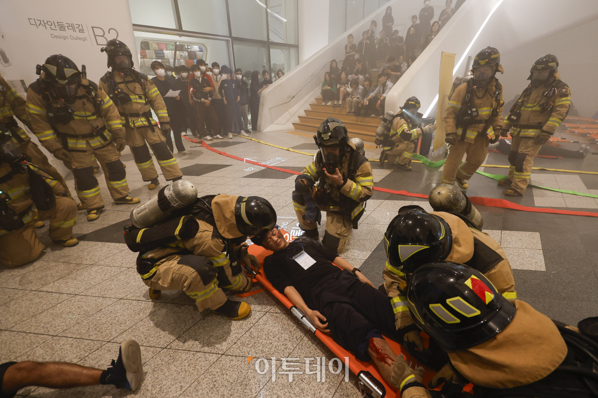 ▲30일 서울 중구 동대문디자인플라자에서 서울시, 중구청, 서울경찰청, 중부소방서, 56사단 등 유관기관 및 단체가 패션쇼 중 화재 발생 상황을 가정한 2024년 서울시 재난대응 안전한국훈련을 실시하고 있다. 조현호 기자 hyunho@
