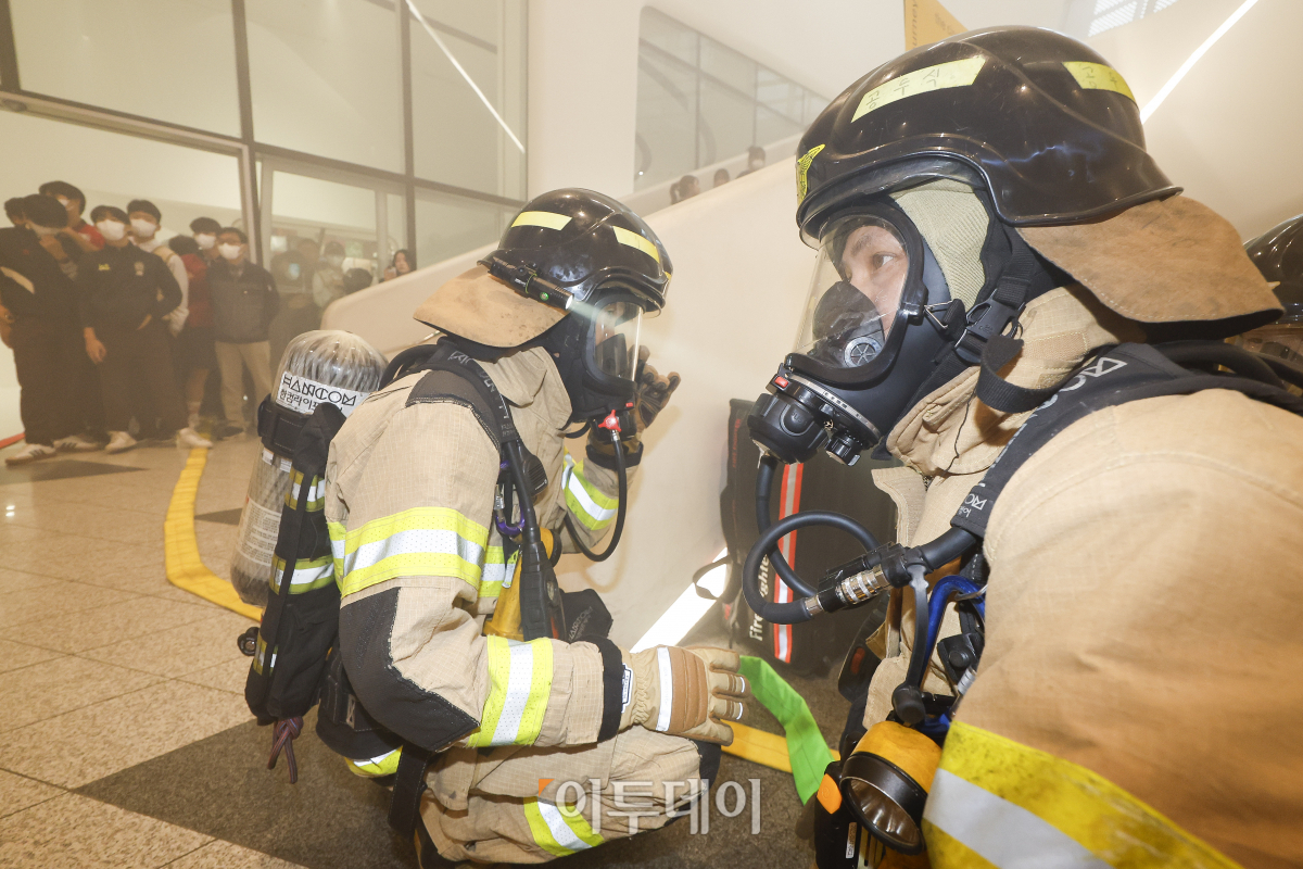 ▲30일 서울 중구 동대문디자인플라자에서 서울시, 중구청, 서울경찰청, 중부소방서, 56사단 등 유관기관 및 단체가 패션쇼 중 화재 발생 상황을 가정한 2024년 서울시 재난대응 안전한국훈련을 실시하고 있다. 조현호 기자 hyunho@