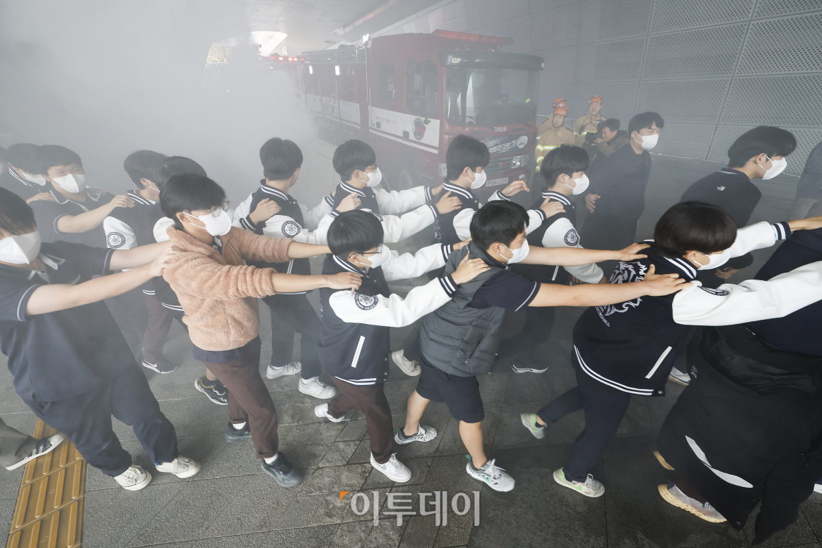 ▲30일 서울 중구 동대문디자인플라자에서 서울시, 중구청, 서울경찰청, 중부소방서, 56사단 등 유관기관 및 단체가 패션쇼 중 화재 발생 상황을 가정한 2024년 서울시 재난대응 안전한국훈련을 실시하고 있다. 조현호 기자 hyunho@