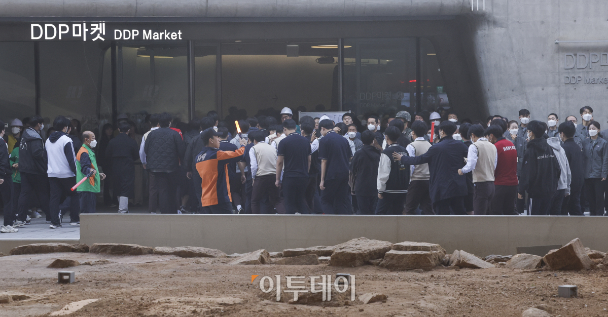 ▲30일 서울 중구 동대문디자인플라자에서 서울시, 중구청, 서울경찰청, 중부소방서, 56사단 등 유관기관 및 단체가 패션쇼 중 화재 발생 상황을 가정한 2024년 서울시 재난대응 안전한국훈련을 실시하고 있다. 조현호 기자 hyunho@