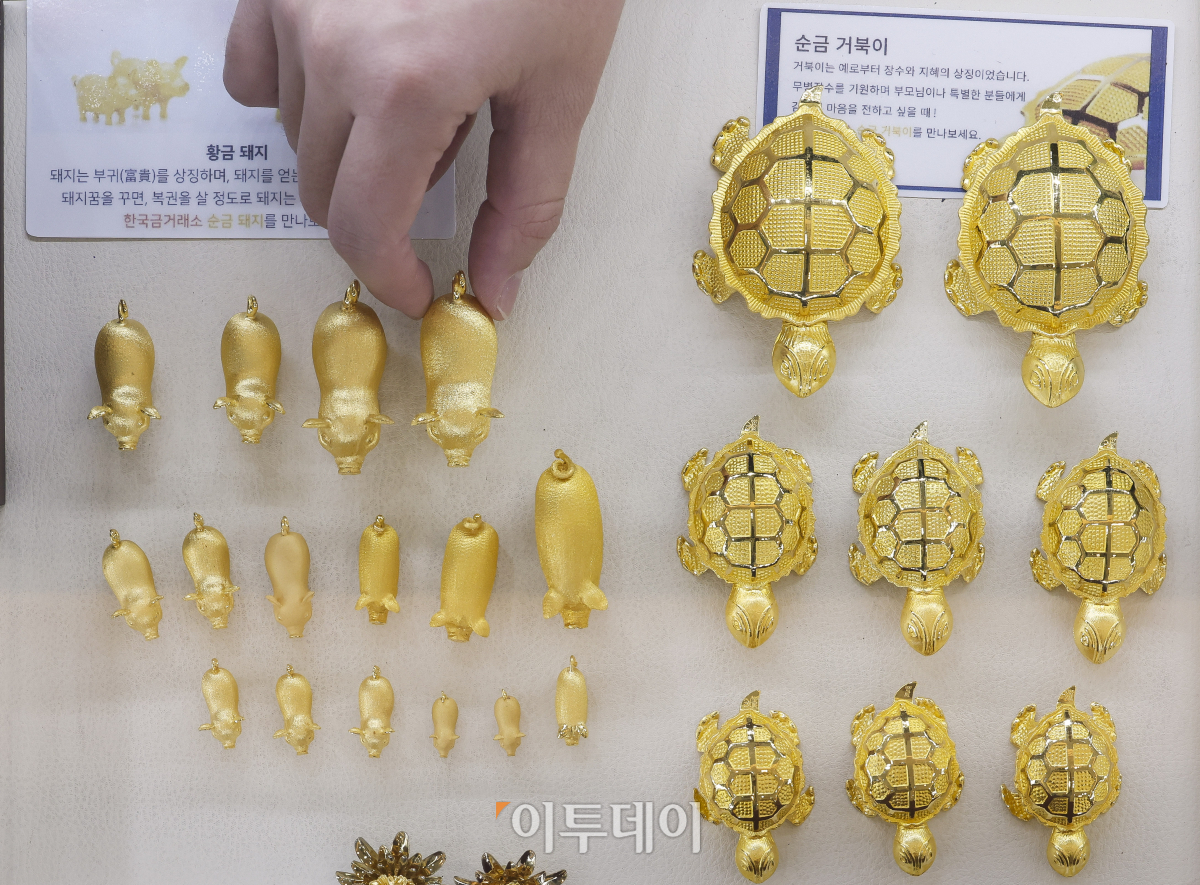 ▲미국 대선과 중동 분쟁의 불확실성으로 인해 금 가격이 사상 최고치를 기록했다. 29일(현지시간) 로이터통신에 따르면 금 현물은 장 초반 사상 최고치인 온스당 2772.42달러를 기록한 후 미 동부 시간 오후 2시 17분 기준으로 온스당 2769.25달러로 1% 상승했다. 금 선물은 0.9% 상승한 2781.1달러에 마감했다. 30일 서울 종로구 한국금거래소에서 직원이 금을 정리하고 있다. 조현호 기자 hyunho@