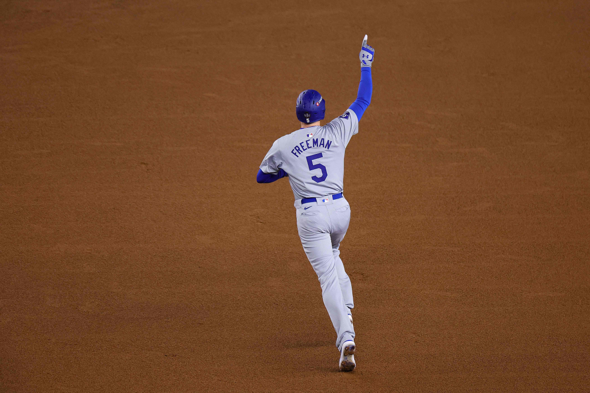 ▲프레디 프리먼(LA 다저스)는 30일(한국시간) 양키스타디움에서 열린 월드시리즈 4차전에 뉴욕 양키스 선발 루이스 힐의 바깥쪽 슬라이더를 잡아당겨 오른쪽 펜스를 넘기며 이번 WS 1∼4차전에서 모두 홈런을 때리는 MLB 역사상 최초의 진기록을 세웠다.
(AFP/연합뉴스)