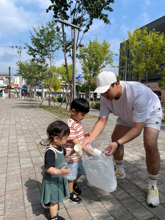 ▲동아쏘시오홀딩스 임직원이 가족과 함께 줍깅 캠페인에 참여했다. (사진제공=동아쏘시오홀딩스)