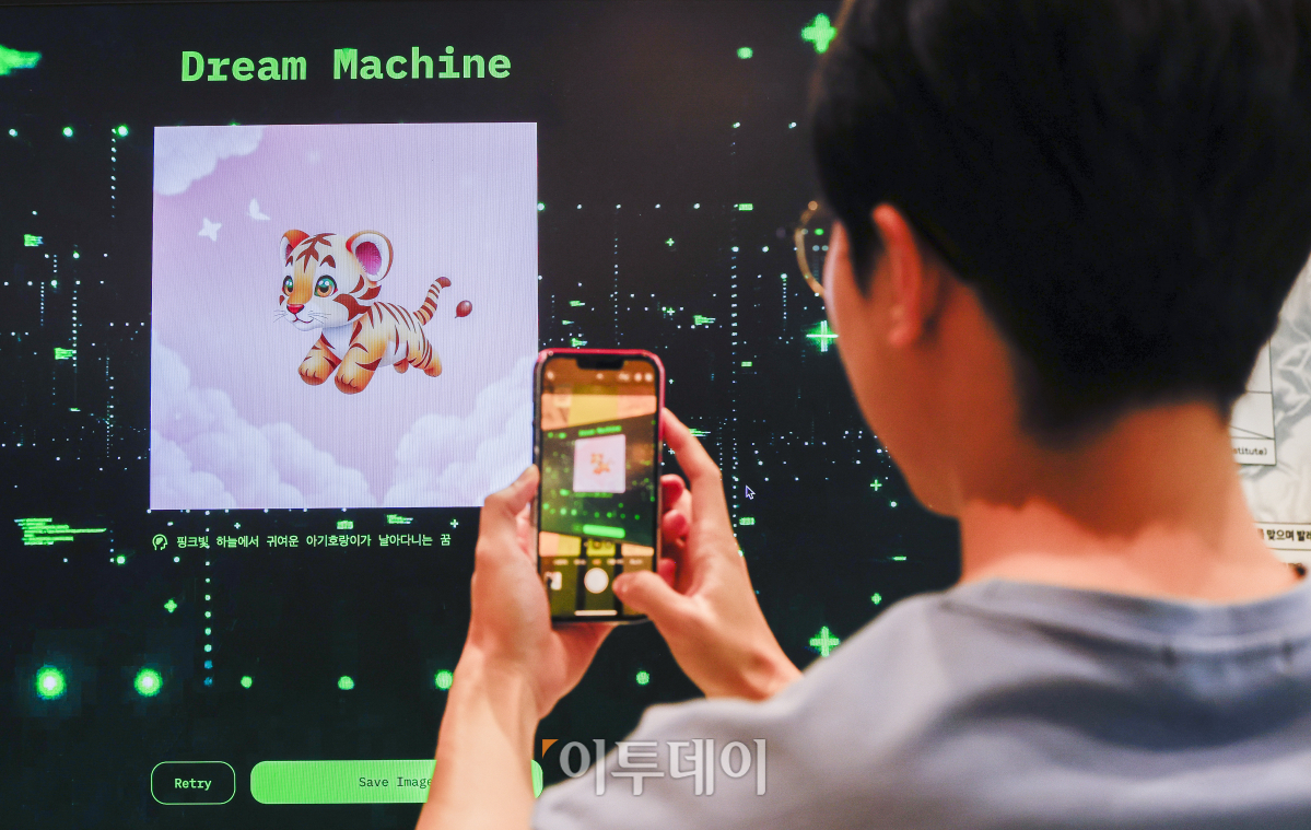 ▲31일 서울 강남구 코엑스에서 열린 AI콘텐츠 페스티벌 2024에서 관람객들이 생성형 AI 체험을 하고 있다. 이날부터 내달 2일까지 열리는 AI콘텐츠 페스티벌 2024는 콘텐츠 종류에 따라 6개로 나뉜 테마 구역에서 AI로 구현된 독창적인 콘텐츠로 관람객들에게 즐거움과 신선한 경험을 제공한다. 조현호 기자 hyunho@