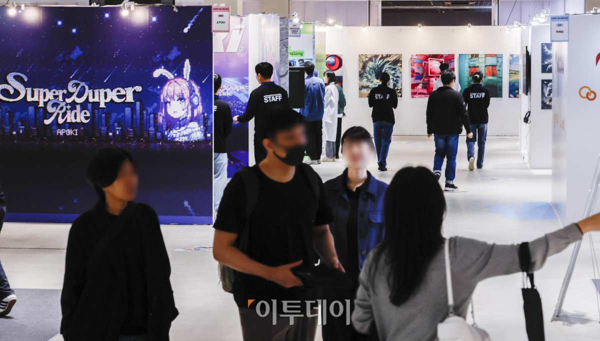 ▲31일 서울 강남구 코엑스에서 열린 AI콘텐츠 페스티벌 2024에서 관람객들이 AI콘텐츠를 살펴보고 있다. 이날부터 내달 2일까지 열리는 AI콘텐츠 페스티벌 2024는 콘텐츠 종류에 따라 6개로 나뉜 테마 구역에서 AI로 구현된 독창적인 콘텐츠로 관람객들에게 즐거움과 신선한 경험을 제공한다. 조현호 기자 hyunho@