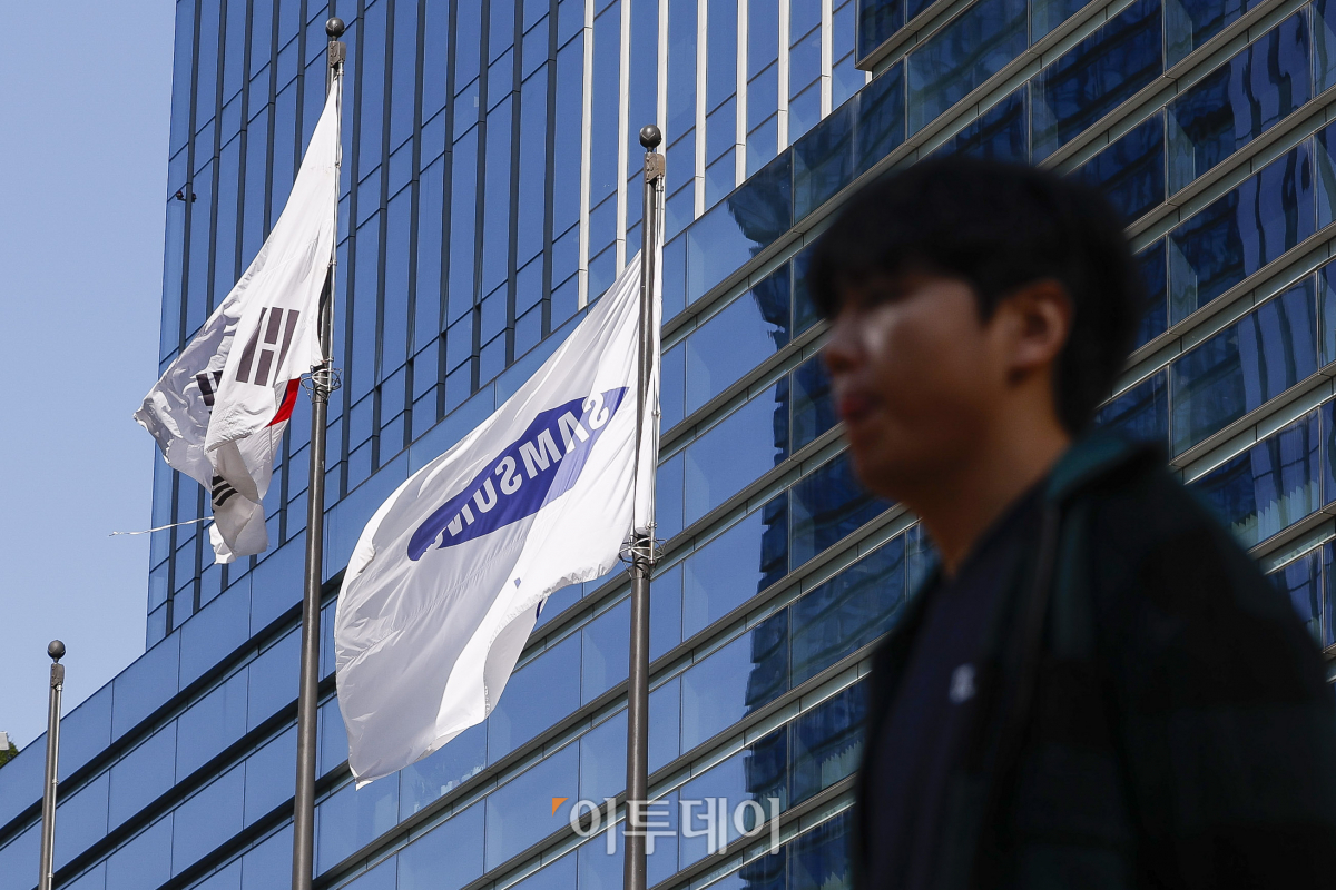 ▲31일 삼성전자가 연결 기준으로 매출 79조987억원, 영업이익 9조1834억원의 3분기 실적을 발표했다. 반도체 사업을 맡은 디바이스솔루션(DS) 부문은 매출 29조2700억원, 영업이익 3조8600억원을 냈다고 공시했다. 이날 서울 서초구 삼성전자 서초사옥 모습. 조현호 기자 hyunho@