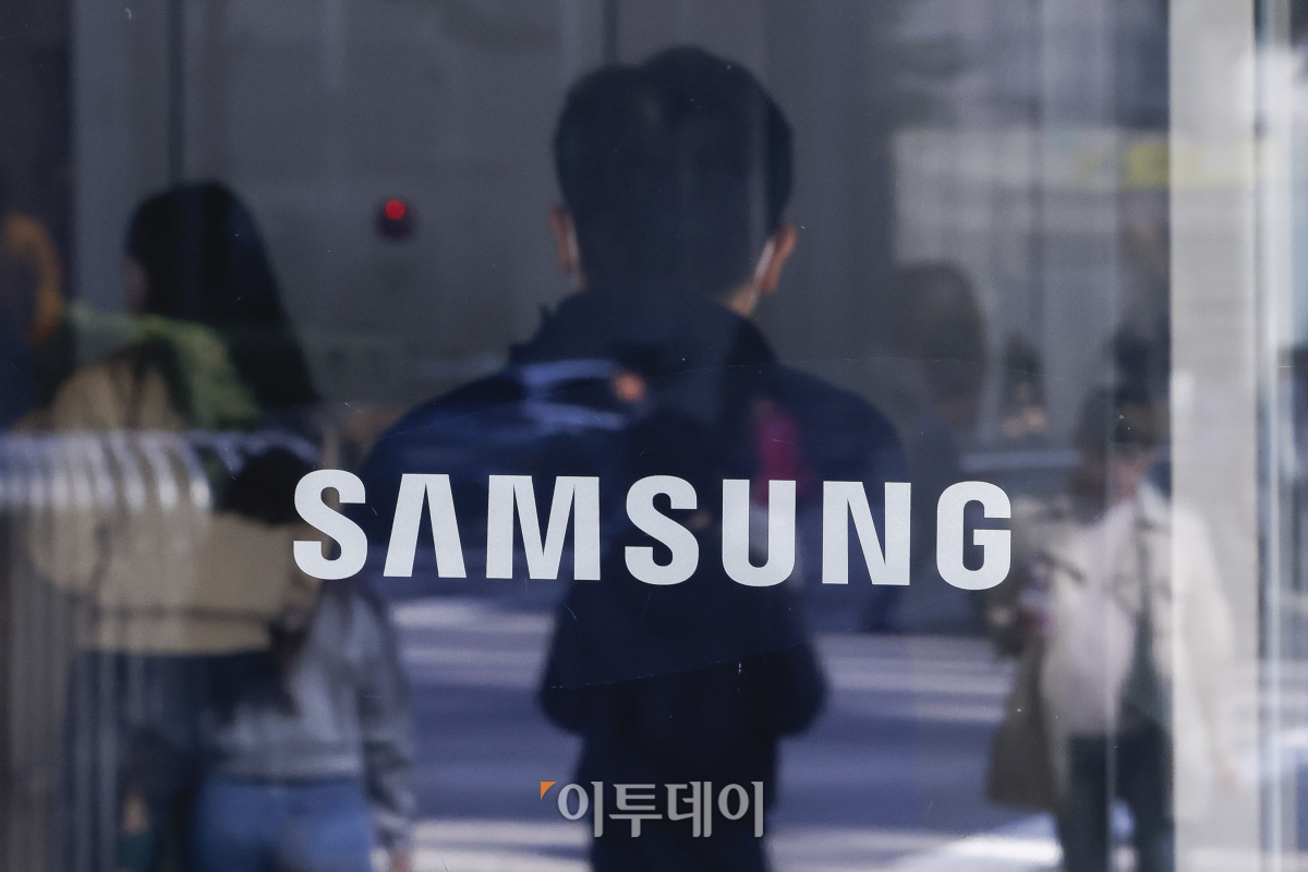 ▲31일 삼성전자가 연결 기준으로 매출 79조987억원, 영업이익 9조1834억원의 3분기 실적을 발표했다. 반도체 사업을 맡은 디바이스솔루션(DS) 부문은 매출 29조2700억원, 영업이익 3조8600억원을 냈다고 공시했다. 이날 서울 서초구 삼성전자 서초사옥 모습. 조현호 기자 hyunho@