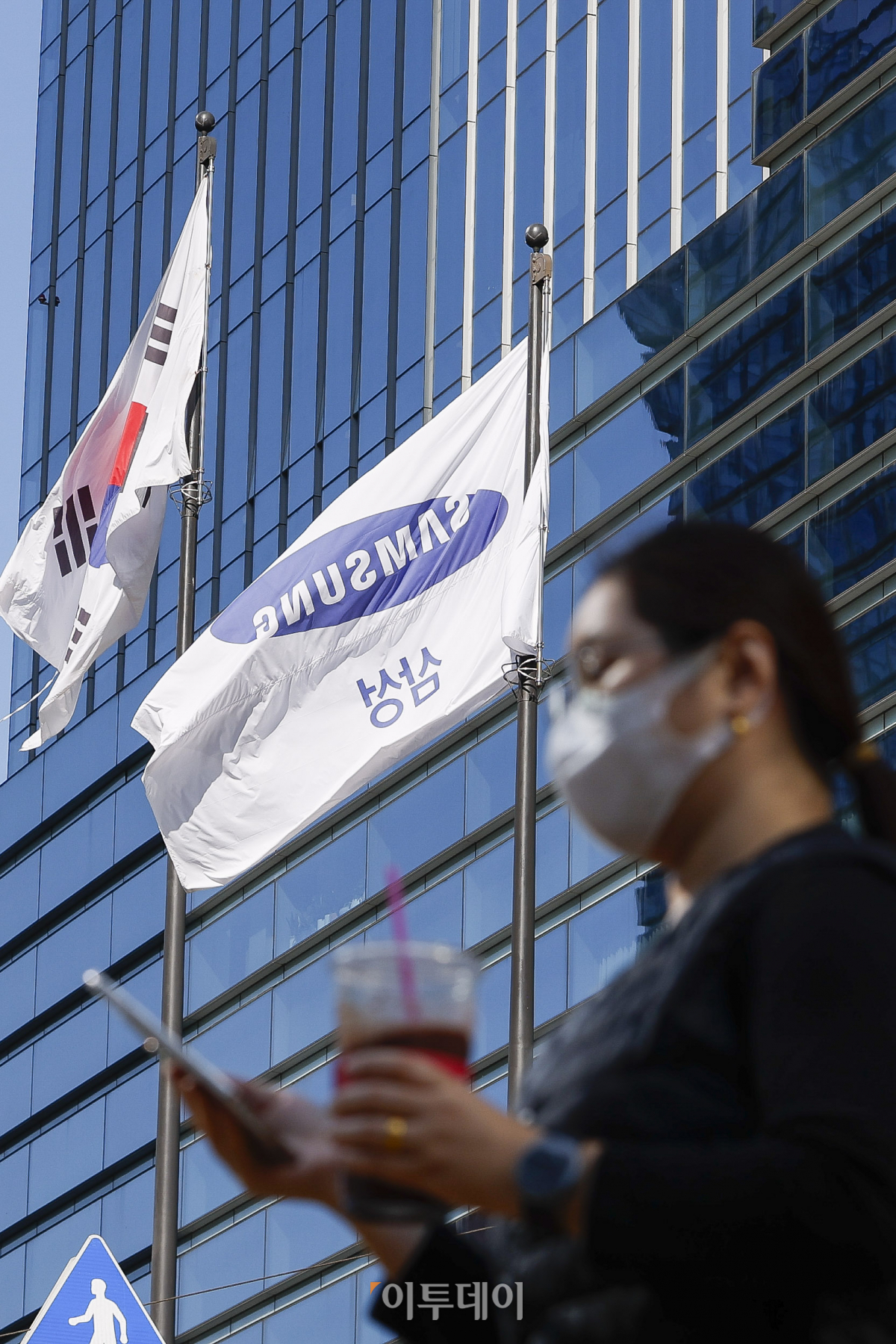 ▲31일 삼성전자가 연결 기준으로 매출 79조987억원, 영업이익 9조1834억원의 3분기 실적을 발표했다. 반도체 사업을 맡은 디바이스솔루션(DS) 부문은 매출 29조2700억원, 영업이익 3조8600억원을 냈다고 공시했다. 이날 서울 서초구 삼성전자 서초사옥 모습. 조현호 기자 hyunho@