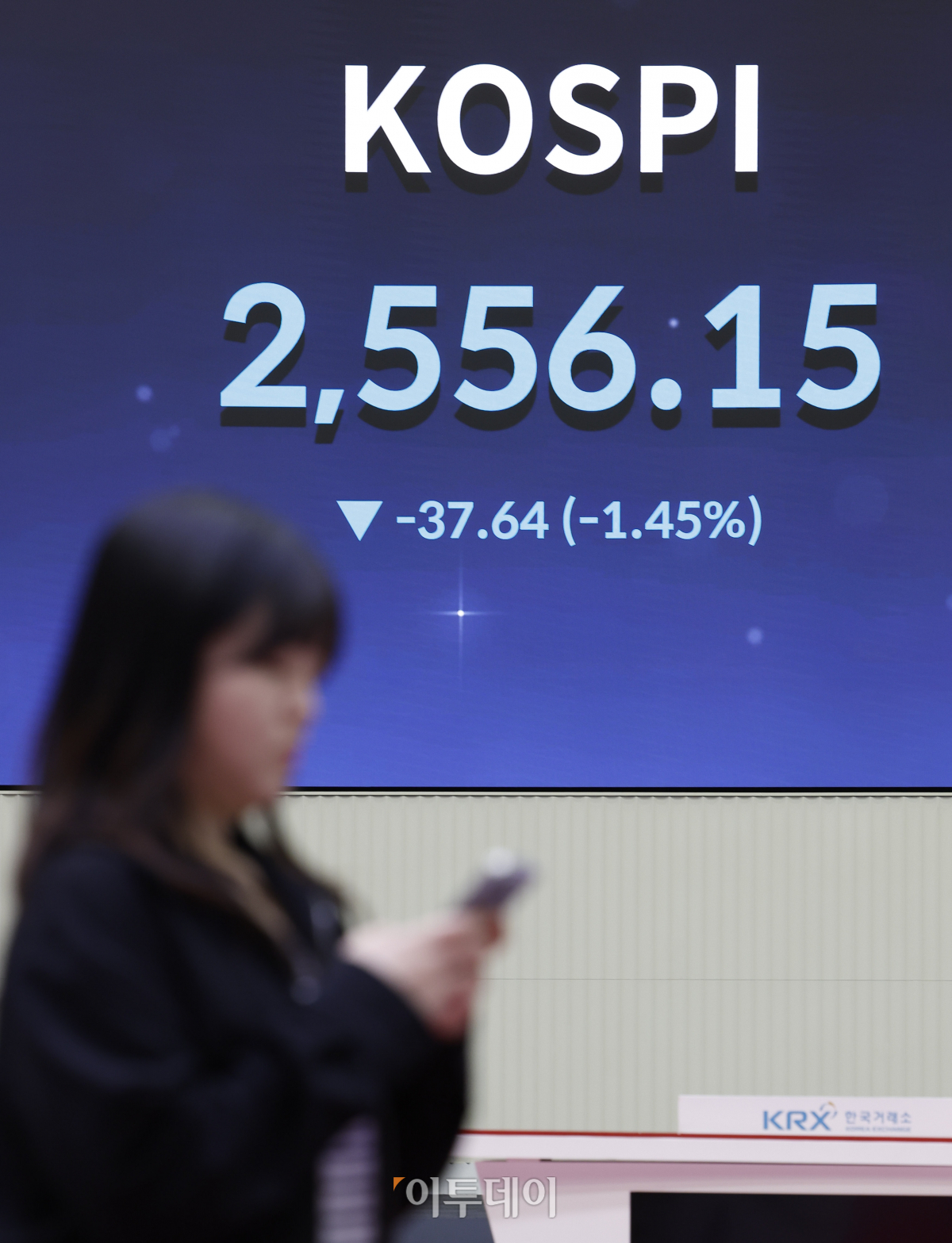 ▲코스피가 1% 넘게 하락한 31일 서울 영등포구 KRX 한국거래소 서울사무소 전광판에 코스피 지수가 나타나고 있다. 이날 코스피는 전 거래일보다 37.64(1.45%) 하락한 2556.15를 나타냈다. 조현호 기자 hyunho@