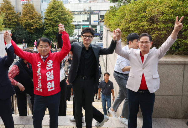 ▲한동훈 국민의힘 대표가 27일 부산 금정구 옛 침례병원을 찾아 윤일현 후보와 박수영 부산시당위원장과 함께 손을 들어보이고 있다. 한 대표는 10·16 기초단체장 재보궐선거 지역인 부산 금정구를 찾아 윤일현 부산 금정구청장 후보 지지를 호소했다. (연합뉴스)