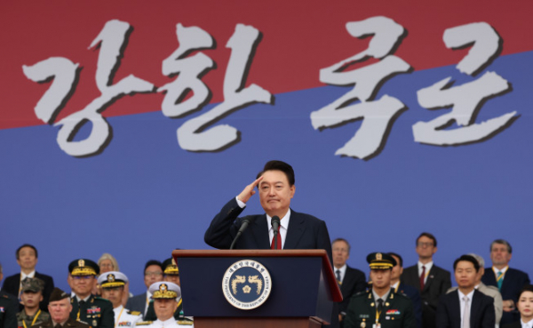 ▲<YONHAP PHOTO-2270> 윤석열 대통령, 76주년 국군의날 거수경례    (성남=연합뉴스) 홍해인 기자 = 윤석열 대통령이 1일 성남 서울공항에서 열린 건군 76주년 국군의날 기념식에서 기념사를 마치고 거수경례를 하고 있다. 2024.10.1 [대통령실통신사진기자단]    hihong@yna.co.kr/2024-10-01 10:49:16/<저작권자 ⓒ 1980-2024 ㈜연합뉴스. 무단 전재 재배포 금지, AI 학습 및 활용 금지>