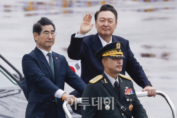 ▲윤석열 대통령이 1일 경기 성남시 서울공항에서 열린 건군 76주년 국군의날 기념식에서 열병하고 있다. 왼쪽은 김용현 국방부 장관. 조현호 기자 hyunho@