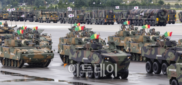 ▲1일 경기 성남시 서울공항에서 열린 건군 76주년 국군의날 기념식에서 장비부대 장병들이 분열하고 있다. 조현호 기자 hyunho@