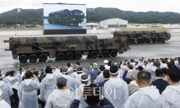 ▲1일 경기 성남시 서울공항에서 열린 건군 76주년 국군의날 기념식에서 지대지 미사일 현무-5가 분열하고 있다. 조현호 기자 hyunho@