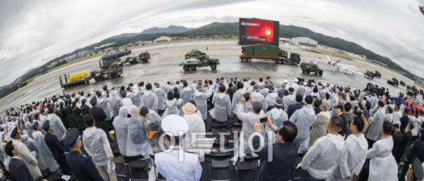 ▲1일 경기 성남시 서울공항에서 열린 건군 76주년 국군의날 기념식에서 장비부대 장병들이 분열하고 있다. 조현호 기자 hyunho@